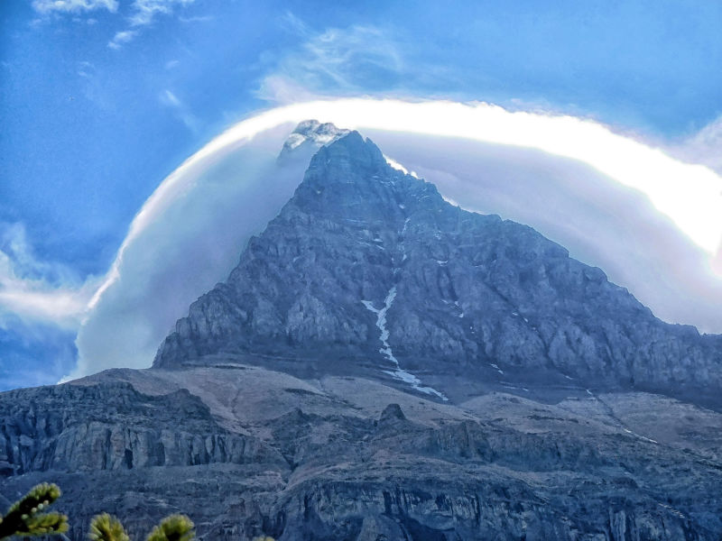 Wolkenband am Gipfel von Mount Robson